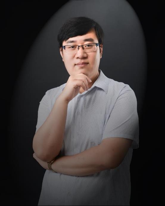 N:\校报\201710\201710\教学版\朱斌.JPG