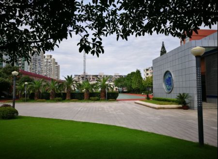 E:\兰生复旦中学文明单位创建\2017\市文明创建体系\5 平安健康达标 校园环境优化\5-17 服务保障\QQ图片20161109094947.jpg
