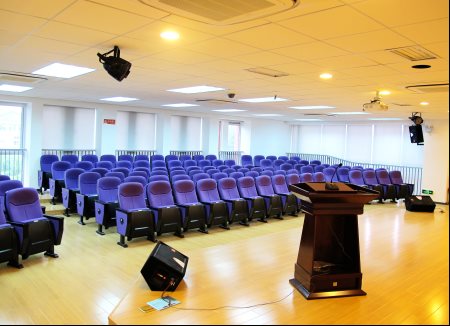 E:\兰生复旦中学文明单位创建\2017\市文明创建体系\5 平安健康达标 校园环境优化\5-17 服务保障\四楼演播厅.jpg