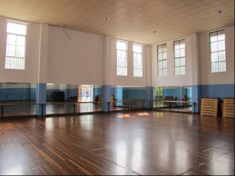 E:\兰生复旦中学文明单位创建\2017\市文明创建体系\5 平安健康达标 校园环境优化\5-17 服务保障\室内体育馆.JPG