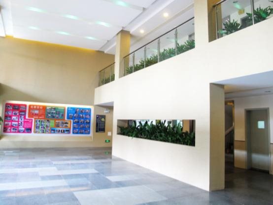教学楼门厅.JPG
